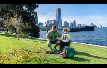 People at tree planting day on Swan River foreshore